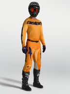Alpinestars Racer Amber Trikot und Hose, Motocross-Ausrüstungsset für Herren, Orange und Dunkelblau, atmungsaktives Performance-Polygewebe, ergonomische Passform für Offroad-Fahrten.