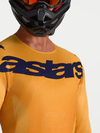 Alpinestars Racer Amber Trikot, orange-dunkelblaues Motocross-Trikot mit feuchtigkeitsableitendem Stoff und Brust-Logo.