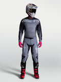 Alpinestars 2027 Racer Amber Trikot und Ausrüstungsset, Motocross-Outfit für Herren in Grau und Schwarz mit pinken Akzenten.