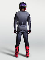 Alpinestars 2027 Racer Amber Gear Set, Rückansicht von Herren-Motocross-Trikot und -Hose in Grau und Lila am Modell.