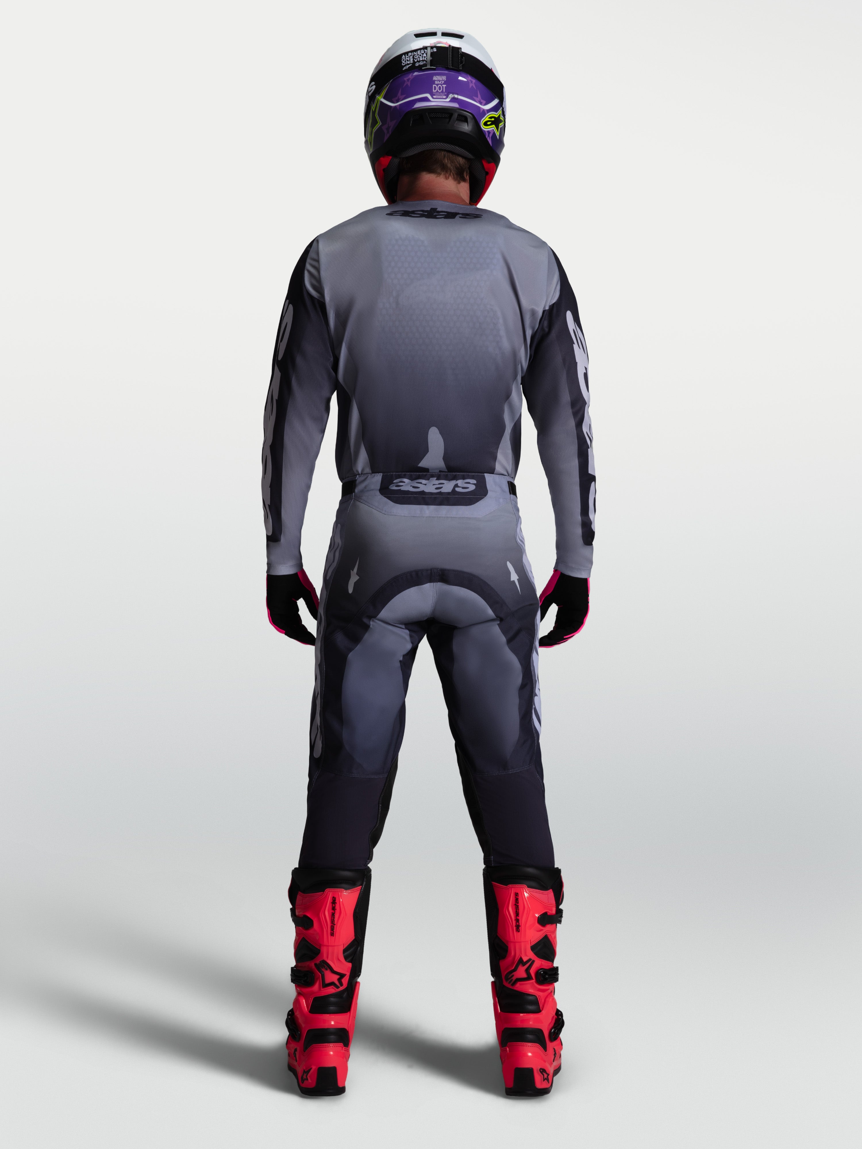 Alpinestars 2027 Racer Amber Gear Set, Rückansicht von Herren-Motocross-Trikot und -Hose in Grau und Lila am Modell.