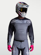 Alpinestars Racer Amber Trikot, Motocross-Renntrikot für Herren, Grau und Anthrazit, feuchtigkeitsableitendes Polygewebe.