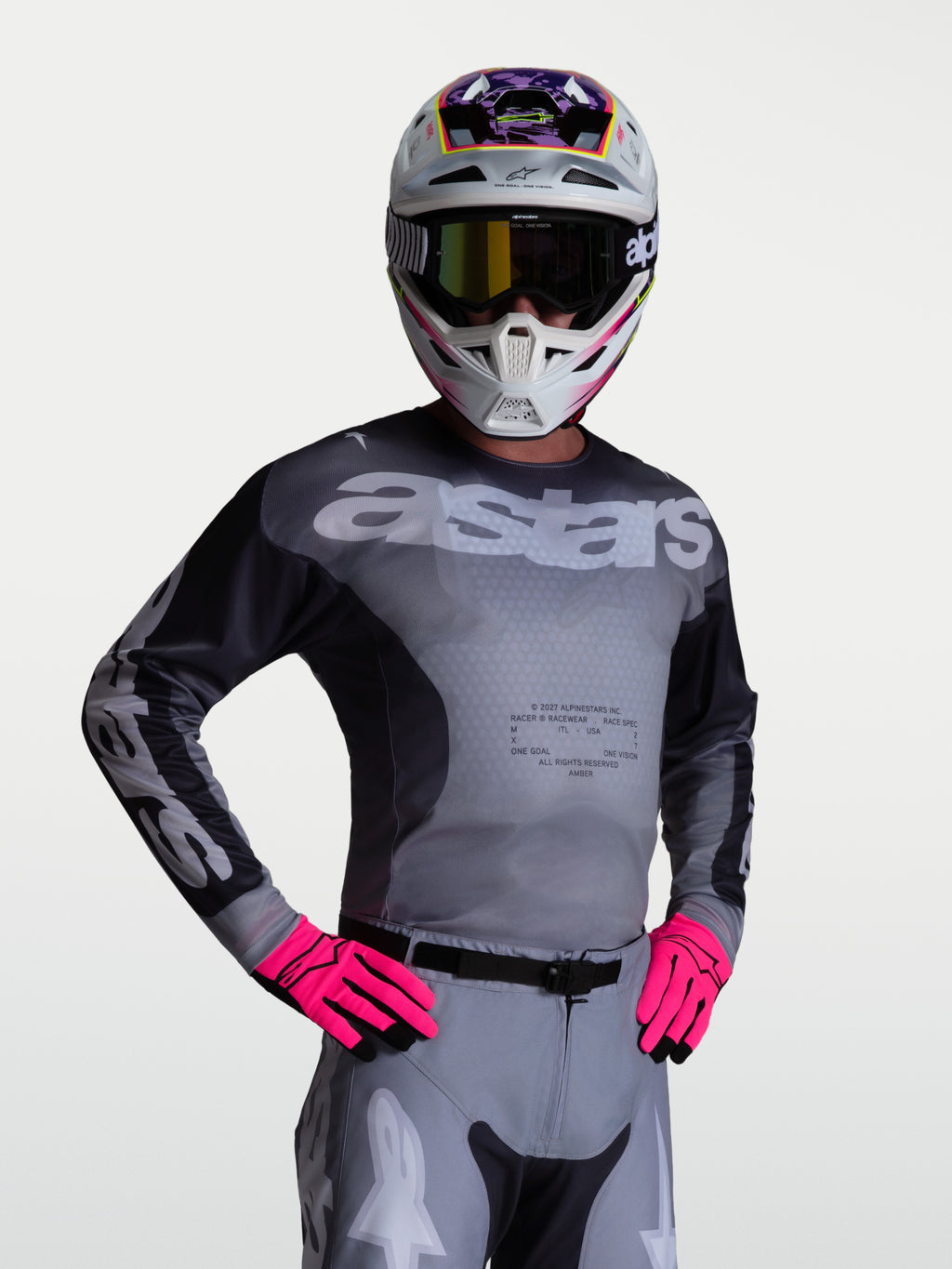 Alpinestars Racer Amber Trikot, Motocross-Oberteil in Grau und Lila, atmungsaktives Mesh-Gewebe, getragen von einem Fahrer.