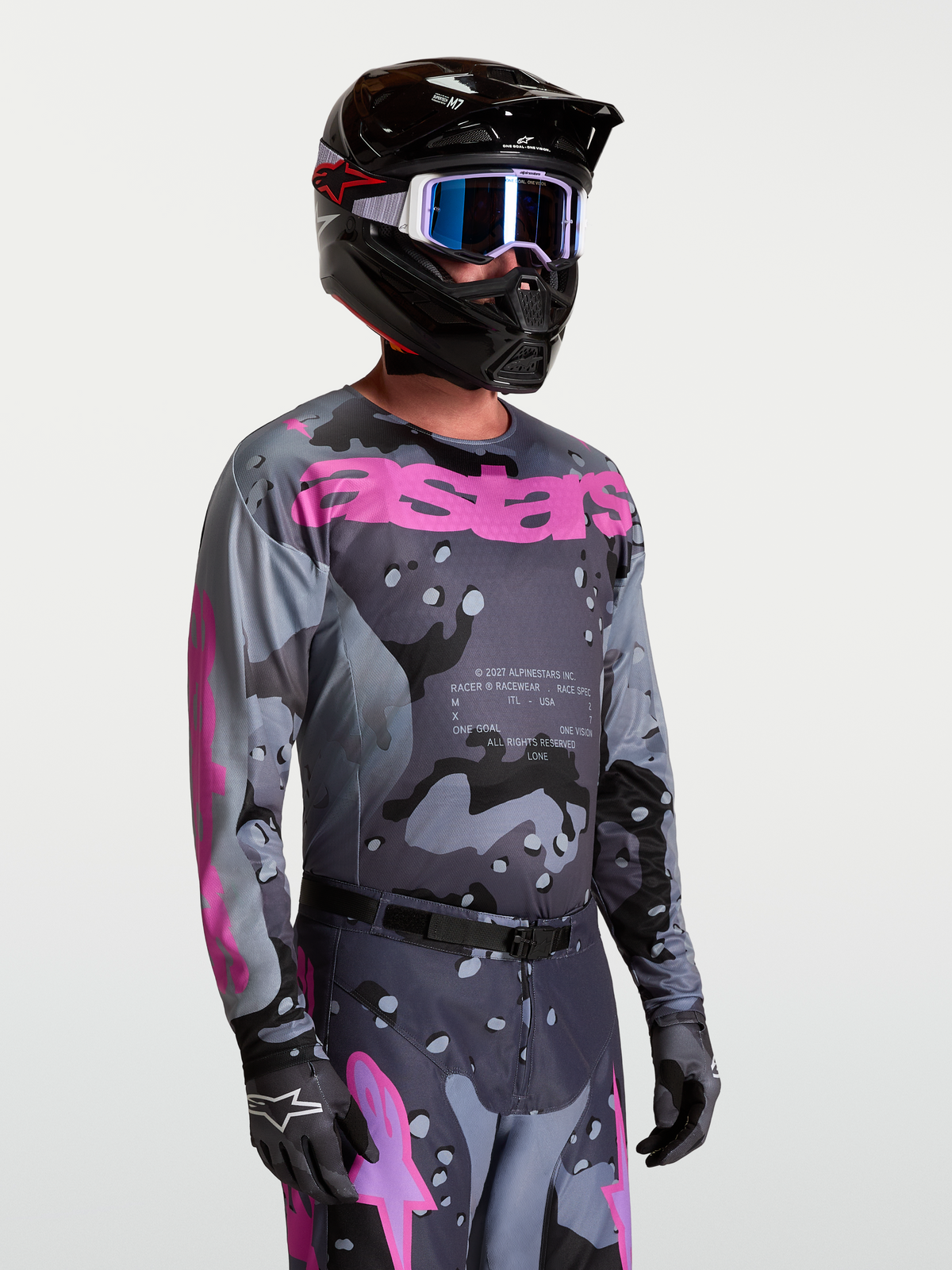 Alpinestars Racer Lone Trikot für Herren, Grau-Camo und Lila, Motocross-Ausrüstung mit Camouflage-Muster am Model gezeigt.