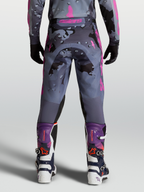 Alpinestars Racer Lone Hose, Motocross-Hose für Herren, Grau und Lila Camo, Rückansicht am Model mit passenden MX-Stiefeln.
