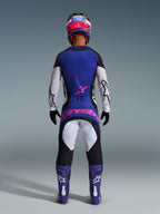 Motocross-Fahrer in der Rückansicht mit dem 2026 Techstar Knif Jersey, Schwarz-Hellgrau-Lila, passende Motocross-Hose mit pinkfarbenem Branding, lila Stiefel und Helm, koordinierte Hochleistungs-Offroad-Ausrüstung