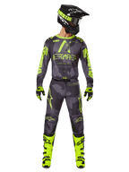 Alpinestars 2025 Racer Hollow Gear Set, Motocross-Ausrüstung in Dark Camo und Gelb Fluo, beinhaltet Langarmtrikot und passende Hose, schwarzer Helm mit Neon-Akzenten, leuchtend gelbe Stiefel und Handschuhe, koordinierte Performance-Ausrüstung für Offroad-Fahrten