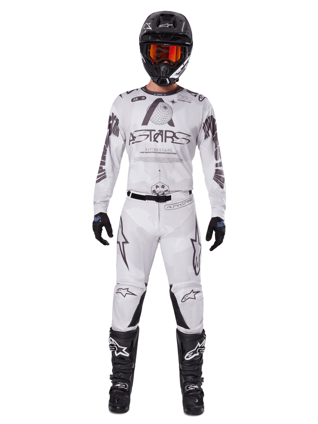 Alpinestars 2025 Racer Hollow Gear Set, Weiß mit schwarzen und grauen Grafiken, komplettes Motocross-Rennoutfit inklusive Trikot und Hose, getragen mit schwarzem Helm, orangefarbener Brille, schwarzen Handschuhen und schwarzen Stiefeln, Hochleistungs-Offroad-Bekleidung