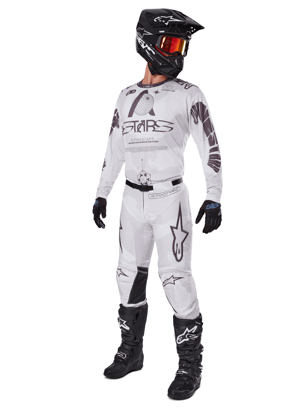 Alpinestars 2025 Racer Hollow Gear Set, Motocross-Outfit, Weiß und Grau, Jersey und Hose mit markantem 'STARS'-Branding, schwarzer Helm mit orange-rot getönter Brille, schwarze Handschuhe und schwarze Stiefel, komplette professionelle Ausrüstung für den Motocross-Sport