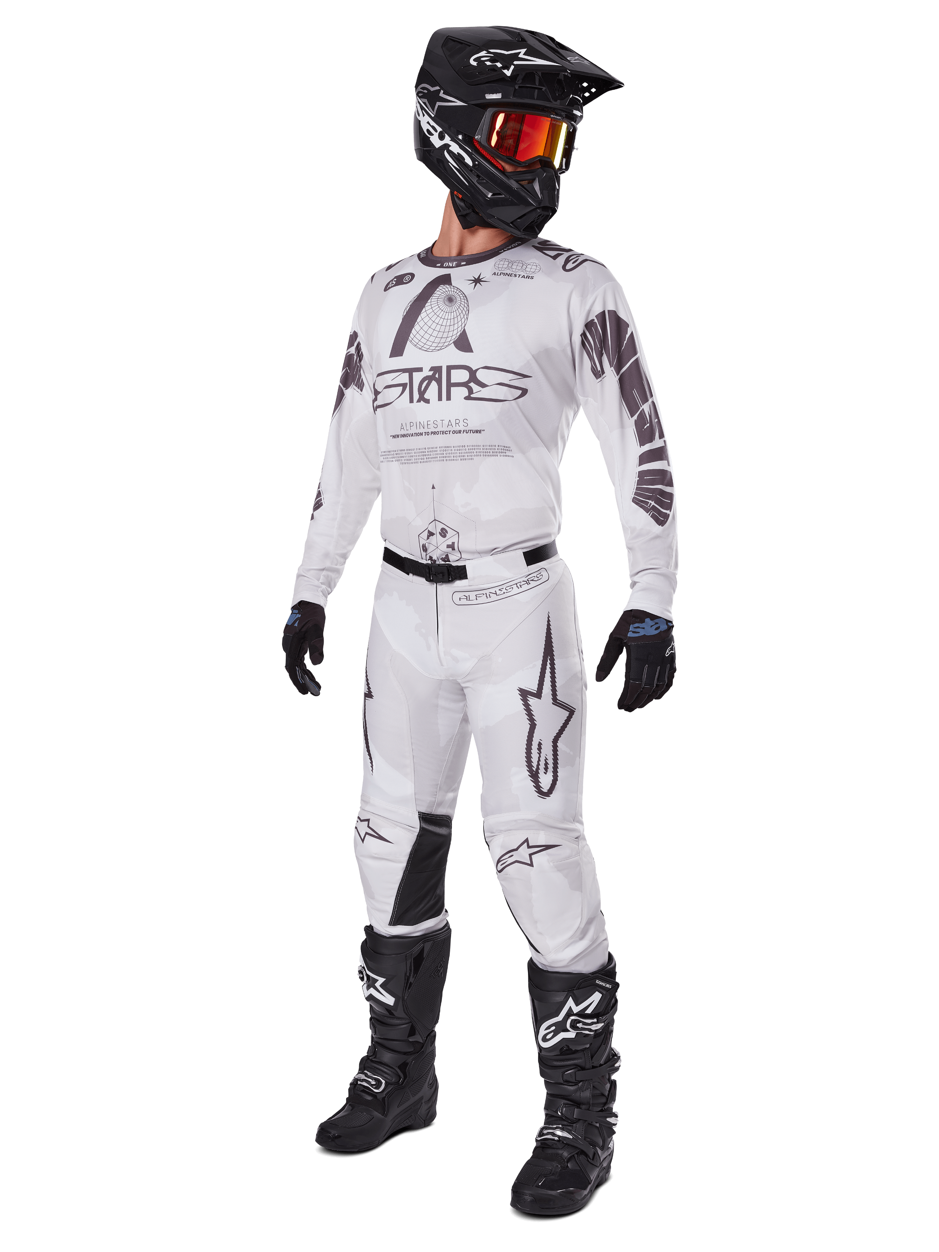 Alpinestars 2025 Racer Hollow Gear Set, Motocross-Outfit, Weiß und Grau, Jersey und Hose mit markantem 'STARS'-Branding, schwarzer Helm mit orange-rot getönter Brille, schwarze Handschuhe und schwarze Stiefel, komplette professionelle Ausrüstung für den Motocross-Sport