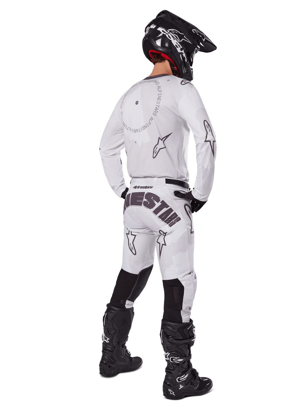 Alpinestars 2025 Racer Hollow Gear Set, Weiß, Rückansicht eines Motocross-Fahrers in weißem Trikot und Hose mit schwarzem Branding, schwarzer Helm und schwarze Stiefel, professionell abgestimmtes Offroad-Rennoutfit