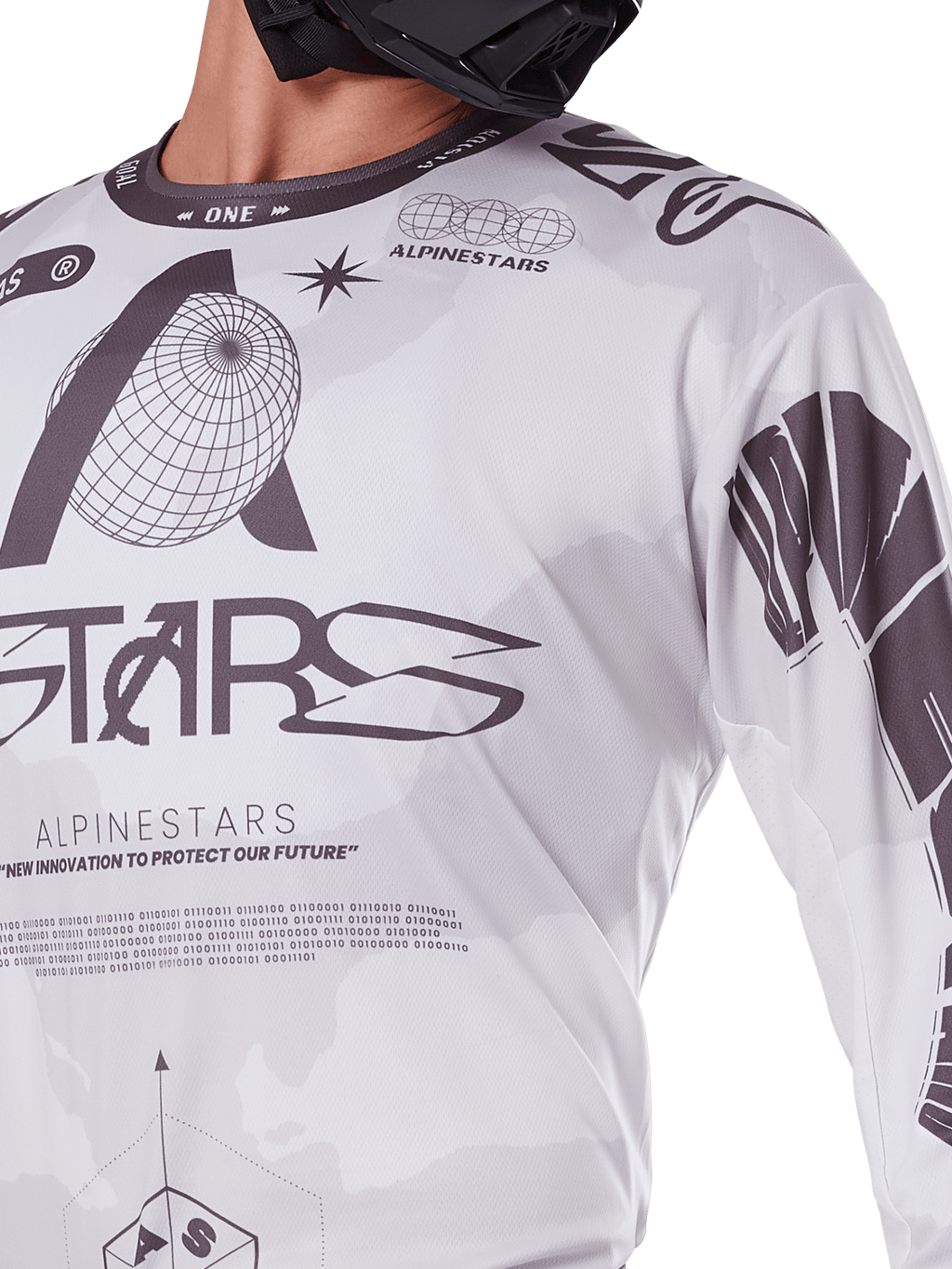 Nahaufnahme des Alpinestars 2025 Racer Hollow Jerseys, Weiß und Grau, mit schwarzen Grafikdrucken, Globus-Logo und Binärcode, technische Motocross-Bekleidung für das Gelände