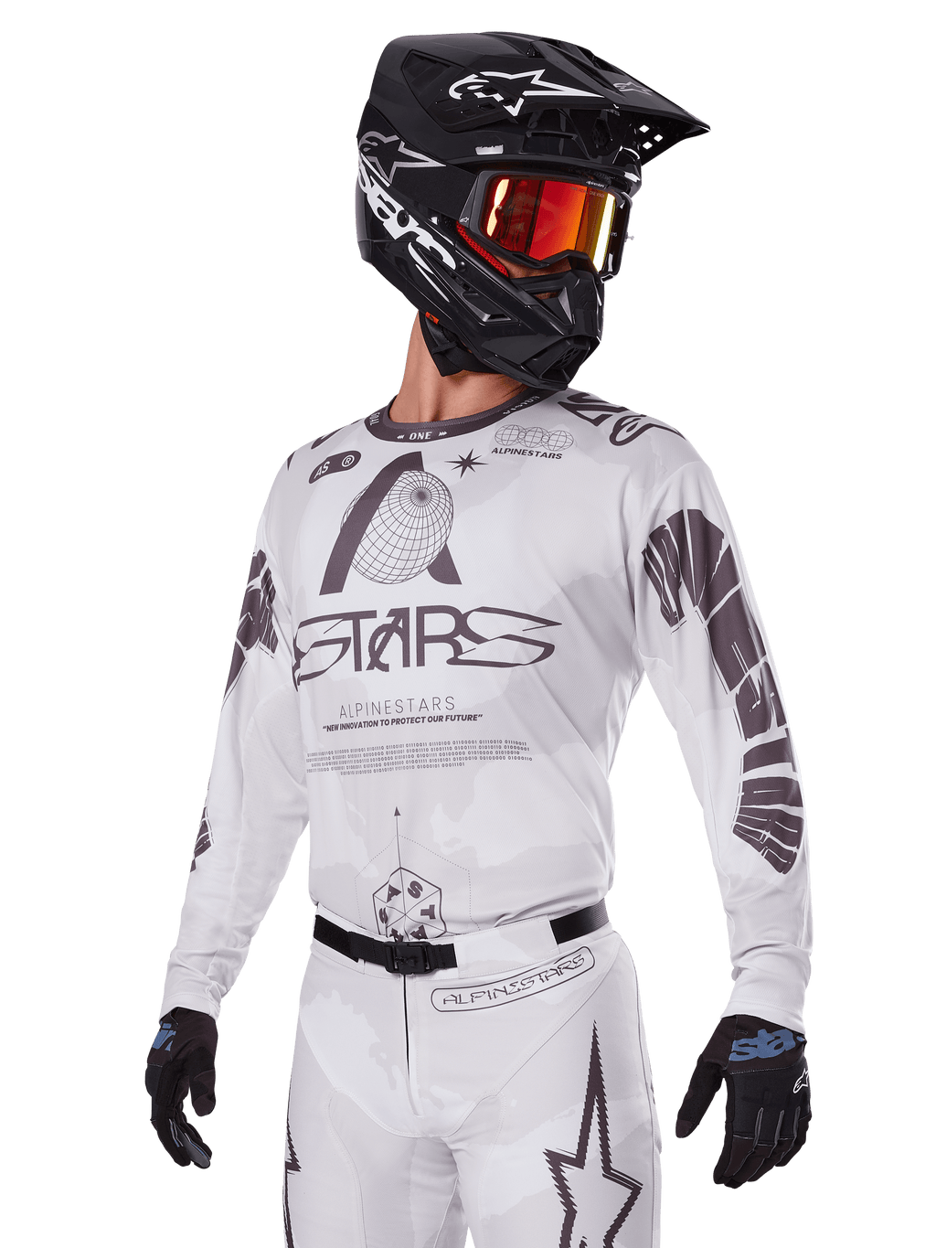Alpinestars 2025 Racer Hollow Gear Set, Motocross-Trikot und -Hose, Weiß mit schwarzen und grauen Grafiken, mit 'ASTARS'-Branding und hohlen Globus-Designs, getragen mit schwarzem Helm, rot verspiegelter Brille und schwarzen Handschuhen, konzipiert für Offroad-Performance