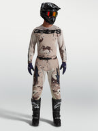 Alpinestars 2027 Racer Lone Trikot und Ausrüstungsset, Motocross-Outfit in Desert Camo und Schwarz, vorgekrümmte Passform.