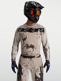 Alpinestars Racer Lone Trikot in Desert Camo und Schwarz, Herren-Motocross-Ausrüstung an Model mit Helm und Schutzbrille.