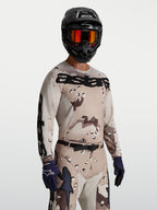 Alpinestars Racer Lone Trikot, Herren Motocross-Trikot, Desert-Camo in Beige und Schwarz, feuchtigkeitsableitendes Material.
