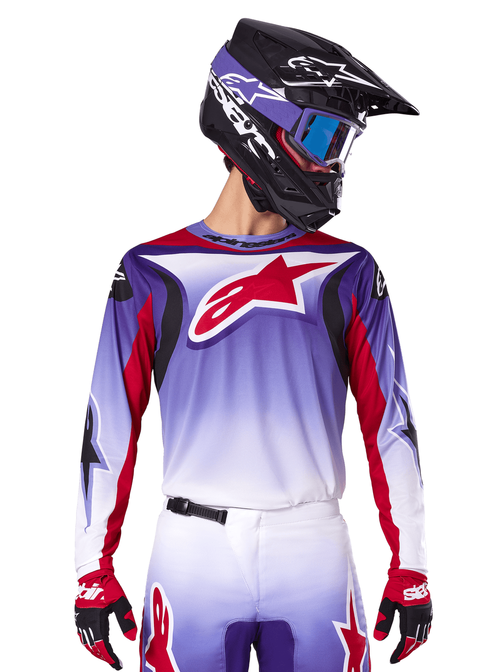 Alpinestars 2025 Fluid Wurx Trikot, Motocross-Rennsport-Trikot, lila-weißer Farbverlauf, rotes Sternenlogo und Akzente, athletische Passform, getragen mit passender Hose, schwarzem Helm und roten Handschuhen