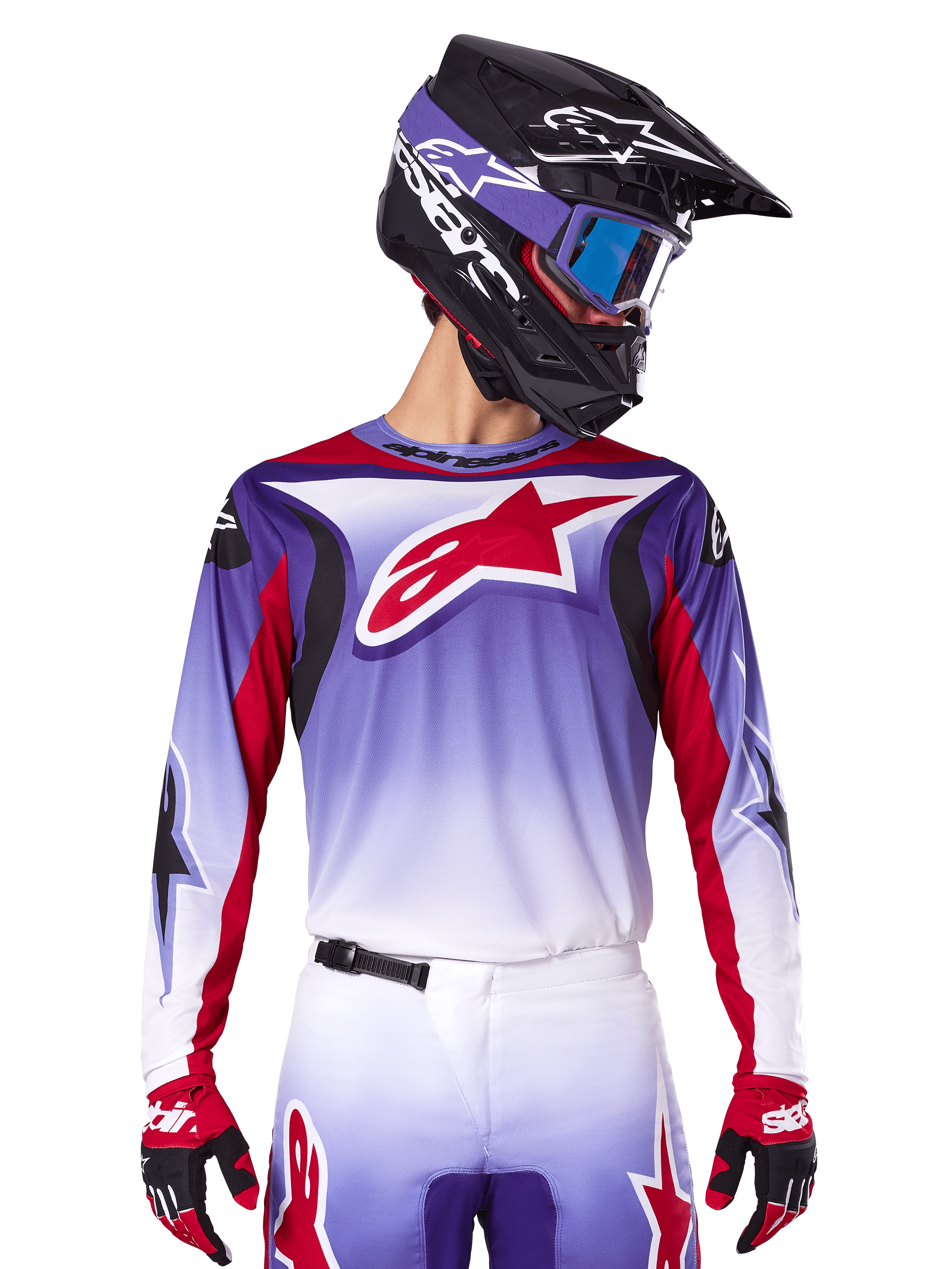 Alpinestars 2025 Fluid Wurx Trikot, Motocross-Rennsport-Trikot, lila-weißer Farbverlauf, rotes Sternenlogo und Akzente, athletische Passform, getragen mit passender Hose, schwarzem Helm und roten Handschuhen
