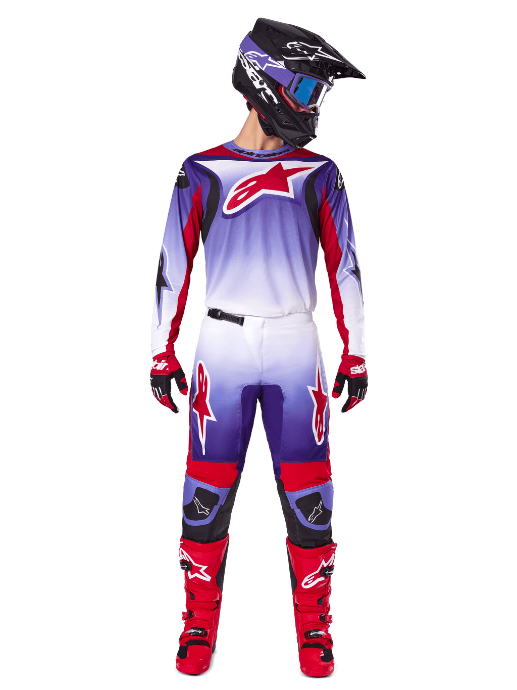 Motocross-Fahrer in kompletter Alpinestars-Rennausrüstung, 2025 Fluid Wurx Jersey in Purple Bright Red mit weißen Akzenten und großem rotem Stern-Logo, passende Hose, rote Stiefel und schwarzer Helm mit Brille, koordiniertes Outfit für Offroad-Rennen