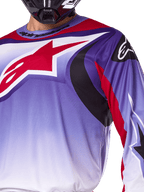 Alpinestars 2025 Fluid Wurx Trikot, Motocross-Trikot, Lila und leuchtendes Rot, Nahaufnahme eines Fahrers mit großem rotem Alpinestars-Sternlogo auf der Brust, schwarze und rote geschwungene Grafikakzente, sportliche Passform für den Offroad-Rennsport