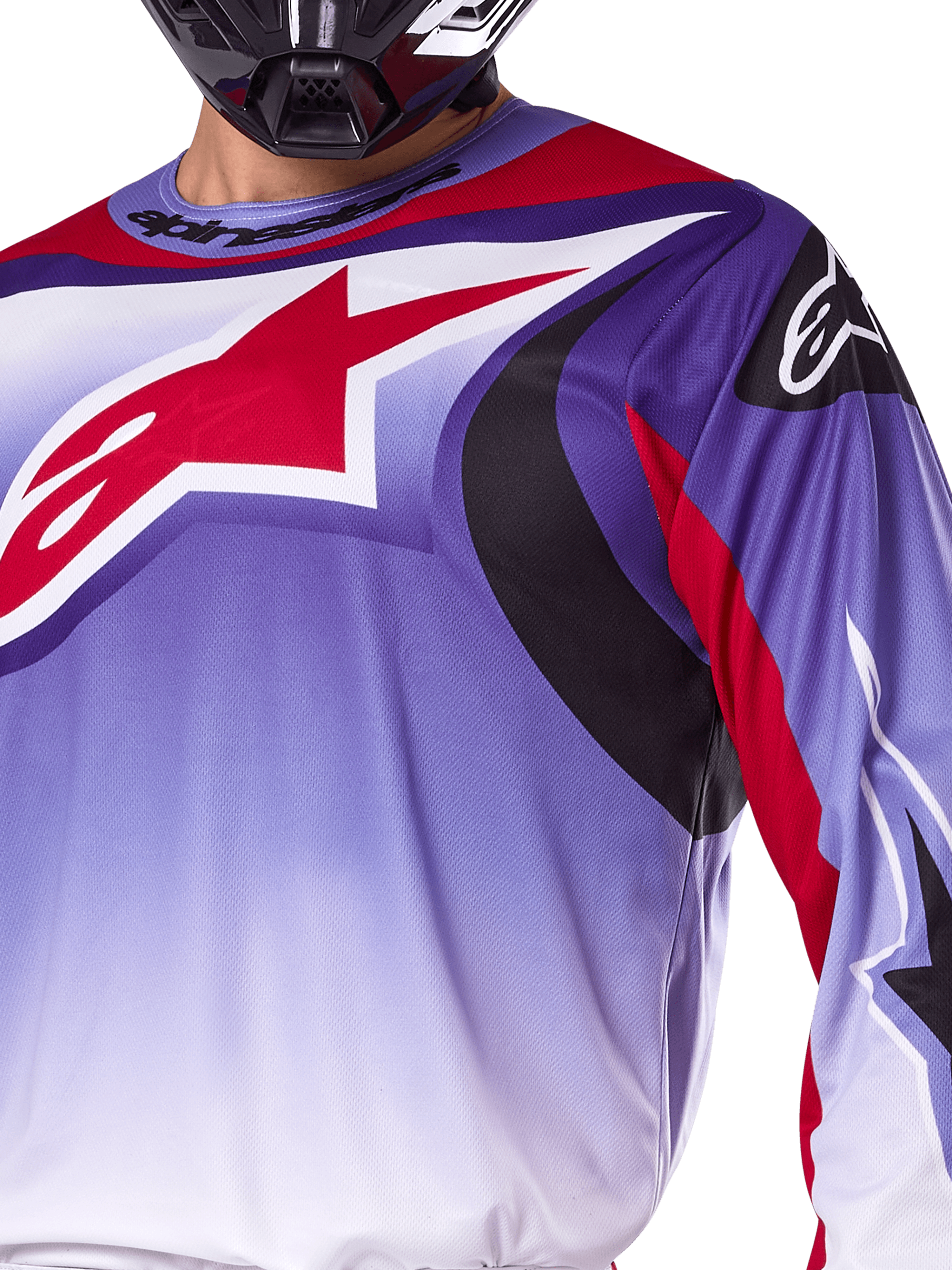 Alpinestars 2025 Fluid Wurx Trikot, Motocross-Trikot, Lila und leuchtendes Rot, Nahaufnahme eines Fahrers mit großem rotem Alpinestars-Sternlogo auf der Brust, schwarze und rote geschwungene Grafikakzente, sportliche Passform für den Offroad-Rennsport