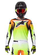 Alpinestars 2025 Fluid Wurx Trikot, Motocross-Trikot, Neongelb, Orange und Weiß, getragen mit passender Hose und schwarzem Helm mit roter Brille, komplette MX-Ausrüstung am Fahrer