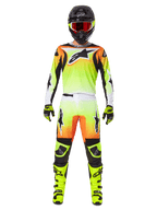 Motocross-Fahrer in kompletter Rennausrüstung, Alpinestars 2025 Fluid Wurx Gear Set, Gelb und Schwarz mit orangefarbenen und weißen Akzenten, Trikot mit großem Front-Logo, passende Hose, schwarzer Helm mit rot getönter Brille, neongelbe Stiefel, abgestimmtes Outfit für Offroad-Rennen