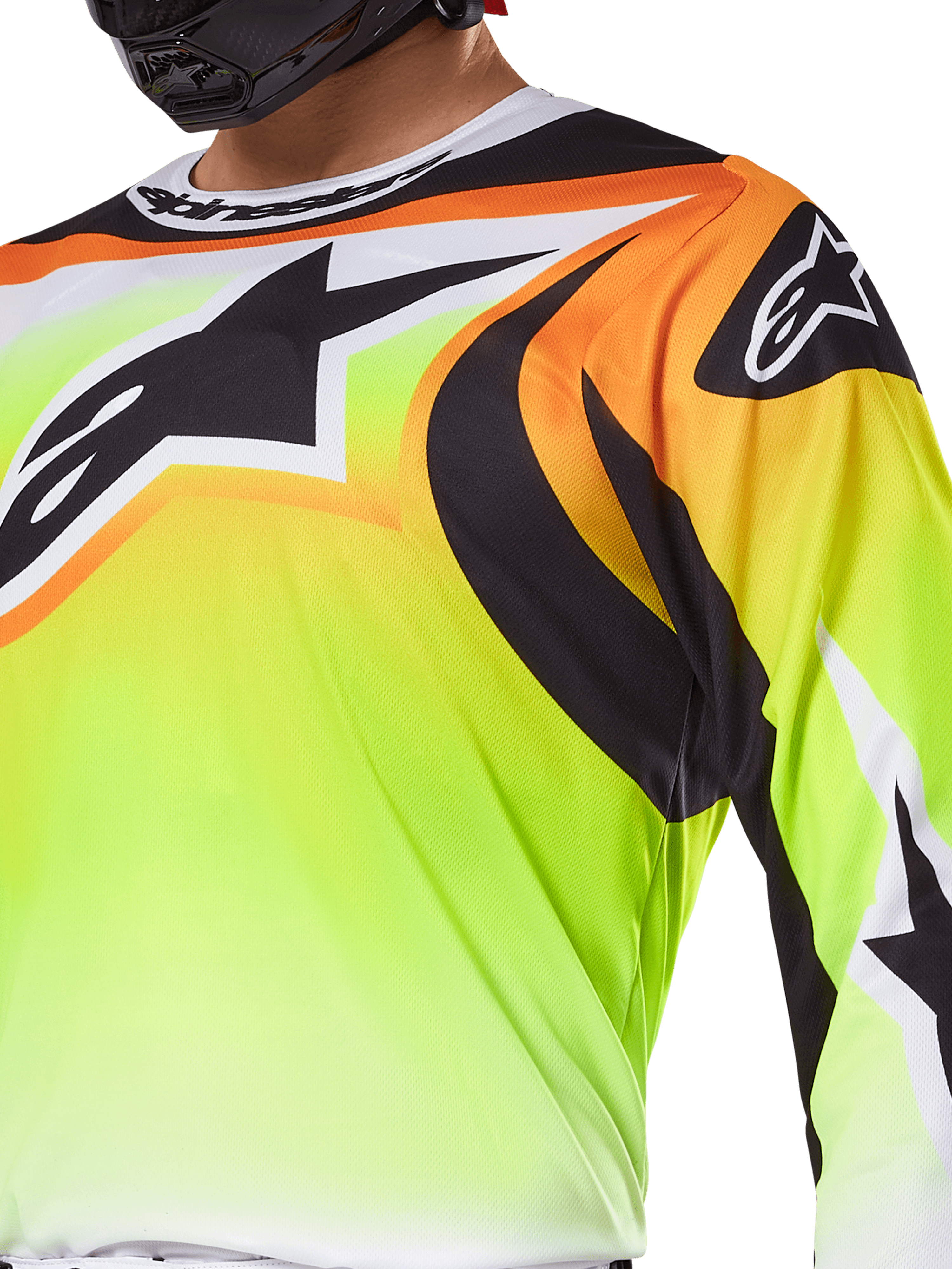Alpinestars 2025 Fluid Wurx Trikot, Motocross-Trikot, Fluorgelb mit schwarzen und orangen Grafiken, mit einem großen schwarzen Alpinestars-Logo auf der Brust und an der Schulter, getragen von einem Fahrer mit schwarzem Helm.