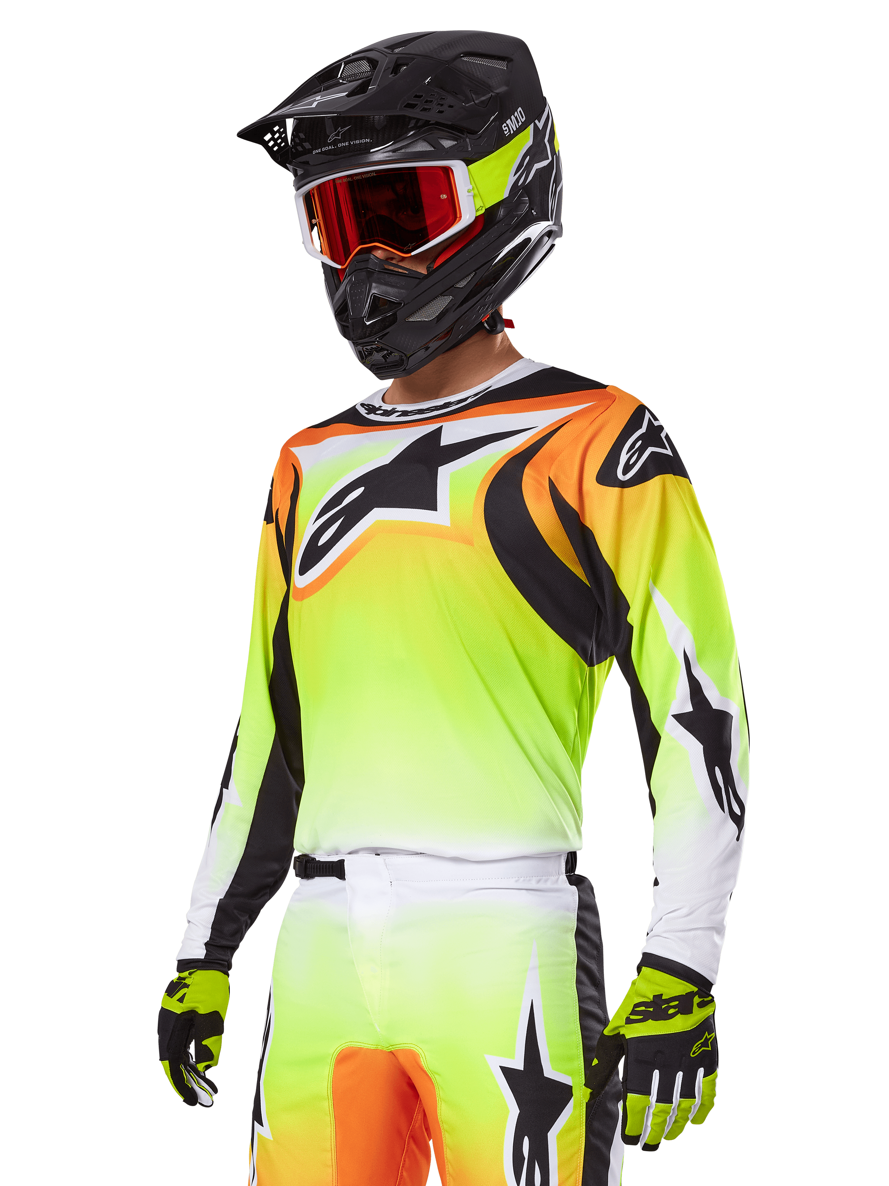 Motocross-Fahrer mit Alpinestars 2025 Fluid Wurx Gear Set, Trikot mit gelb-orangefarbenem Farbverlauf und schwarzen Akzenten, große Stern-Logos, passende Motocross-Hose, schwarzer Fullface-Helm mit rot getönter Brille, gelbe Handschuhe, abgestimmtes Hochleistungs-Outfit für Offroad-Rennen
