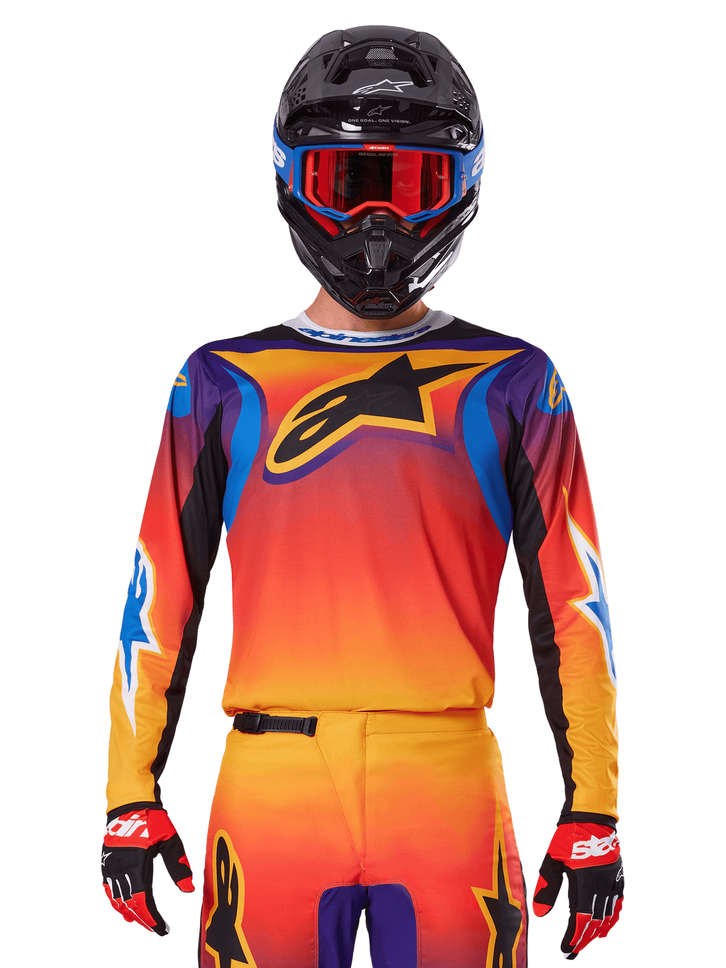 Alpinestars 2025 Fluid Wurx Jersey, mehrfarbiges Motocross-Trikot mit orange-rotem Farbverlauf und lila Akzenten, getragen mit passender Ausrüstung, schwarzer Helm mit blau-roter Brille und roten Handschuhen, großes schwarzes Stern-Logo auf der Brust