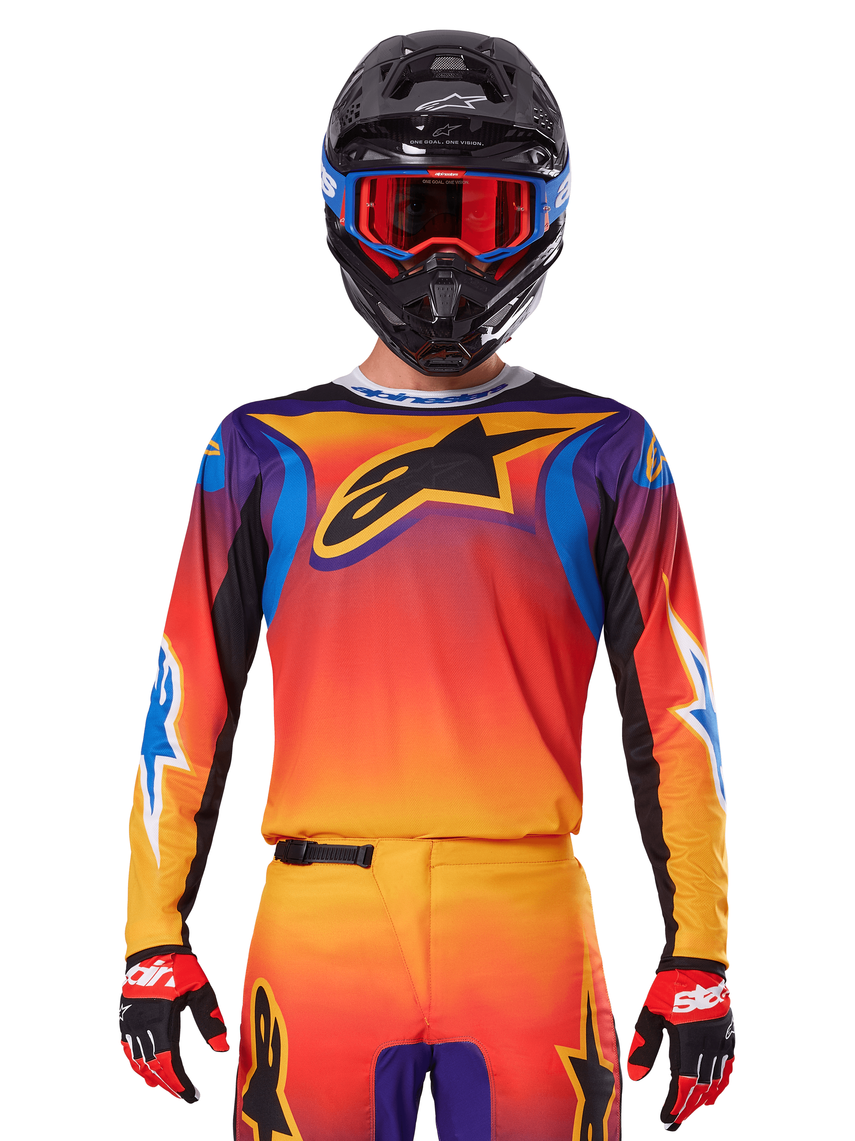 Alpinestars 2025 Fluid Wurx Jersey, mehrfarbiges Motocross-Trikot mit orange-rotem Farbverlauf und lila Akzenten, getragen mit passender Ausrüstung, schwarzer Helm mit blau-roter Brille und roten Handschuhen, großes schwarzes Stern-Logo auf der Brust