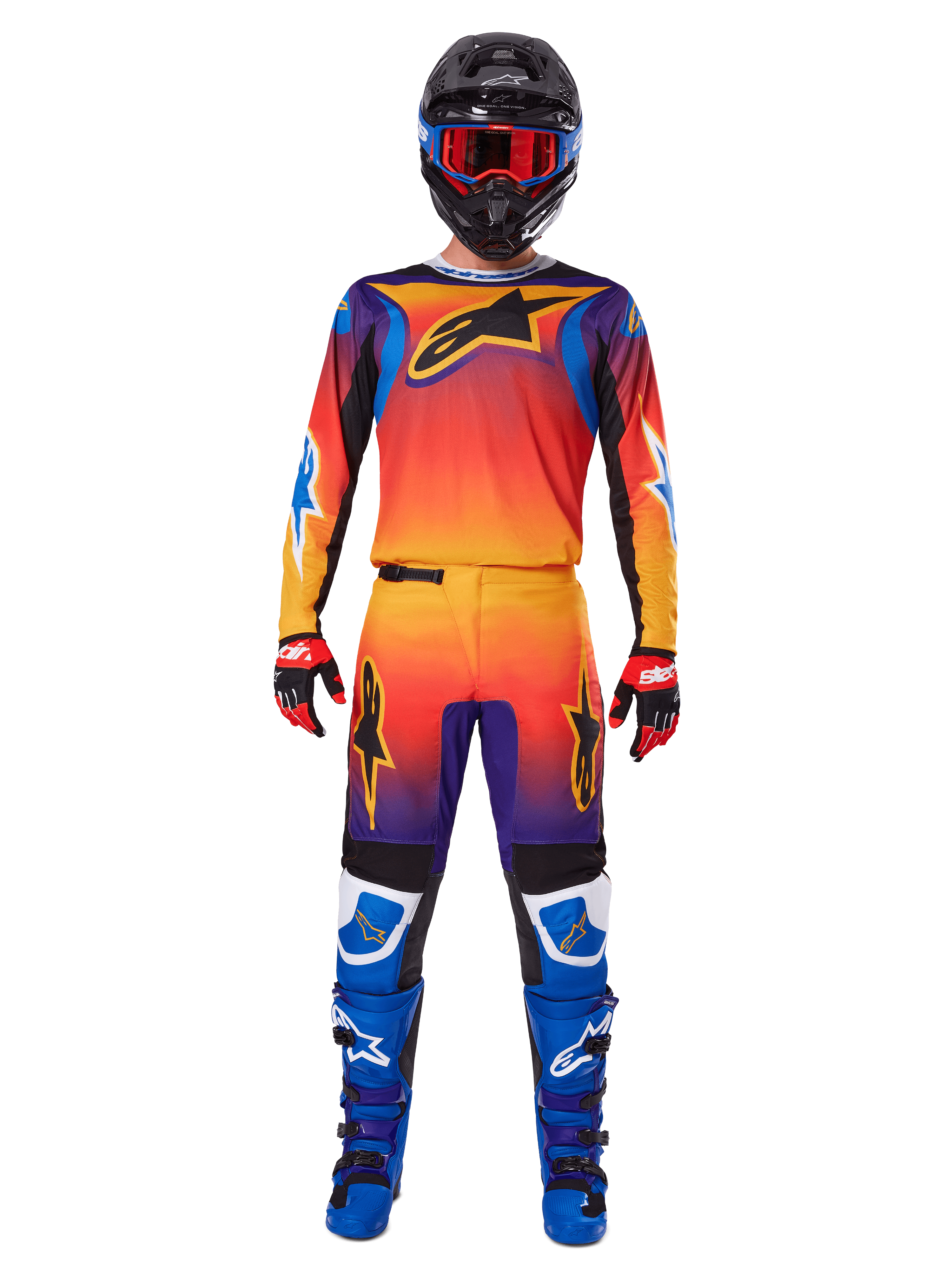 Motocross-Fahrer im Alpinestars 2025 Fluid Wurx Ausrüstungsset, mit lebhaftem Farbverlauf in Orange, Gelb und Blau auf Trikot und Hose, schwarzen Alpinestars-Logos, blauen Rennstiefeln, rot-schwarzen Handschuhen und schwarzem Helm mit roter Brille, abgestimmte Komplettausrüstung für den Offroad-Rennsport
