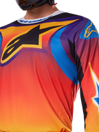 Alpinestars 2025 Fluid Wurx Trikot, mehrfarbiges Design in Weiß und Orange, langärmliges Motocross-Trikot, entspannte sportliche Passform, feuchtigkeitsableitendes Polygewebe für Offroad-Performance