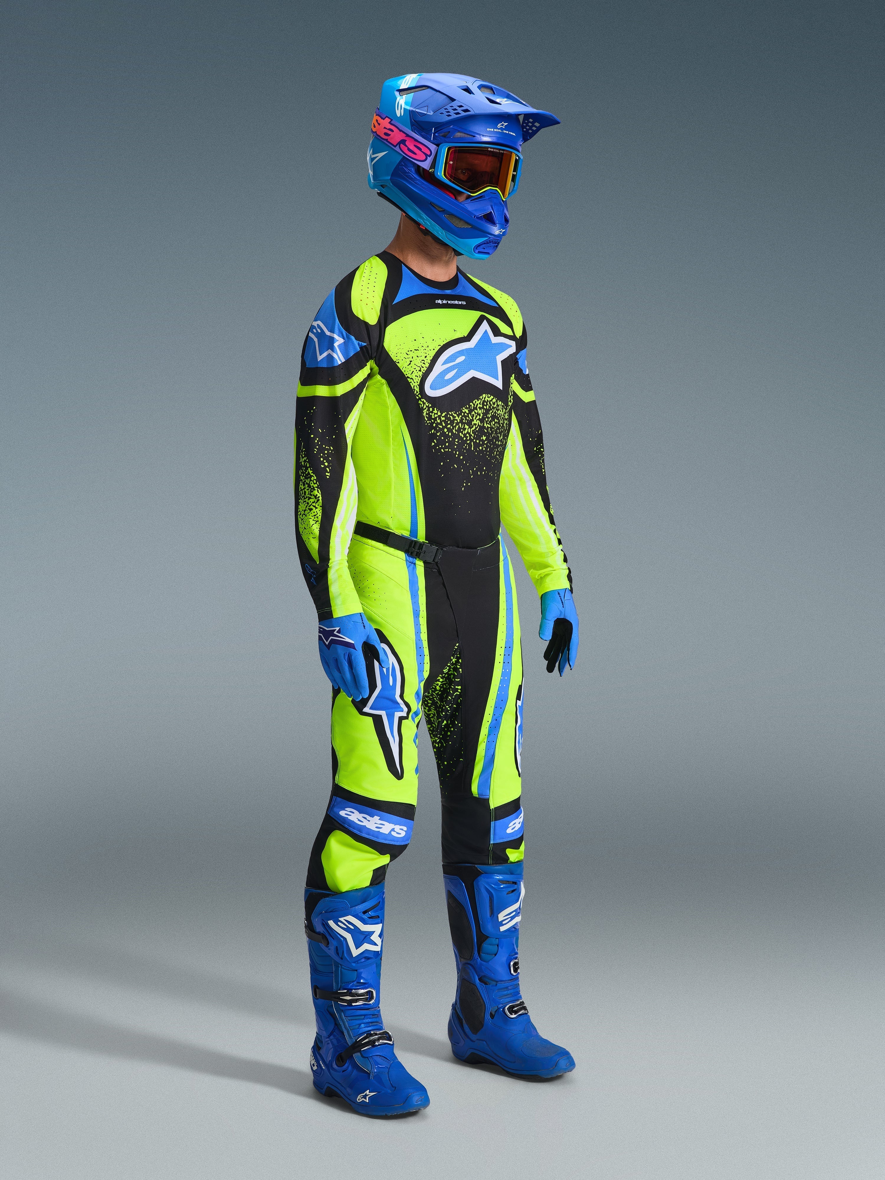 Motocross-Fahrer in kompletter Rennausrüstung, 2026 Techstar Nomur Trikot in Dark Navy und Yellow Fluo, passende Hose, blauer Helm mit Brille, blaue Stiefel und Handschuhe, abgestimmtes Outfit für Offroad-Rennen