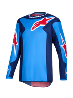 Alpinestars 2026 Fluid Grid Jersey, Motocross-Trikot, Blau und Rot, mit großen roten Alpinestars-Sternlogos, dunkelblauen Seiteneinsätzen, leichte Polygewebe-Konstruktion mit verlängerter Rückenpartie für Offroad-Fahrten