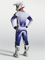 Alpinestars Racer Air Amber Trikot und Ausrüstungsset, Motocross-Mesh-Ausrüstung in Dunkelblau und Weiß, Rückansicht am Model in vollständiger Rennausrüstung.