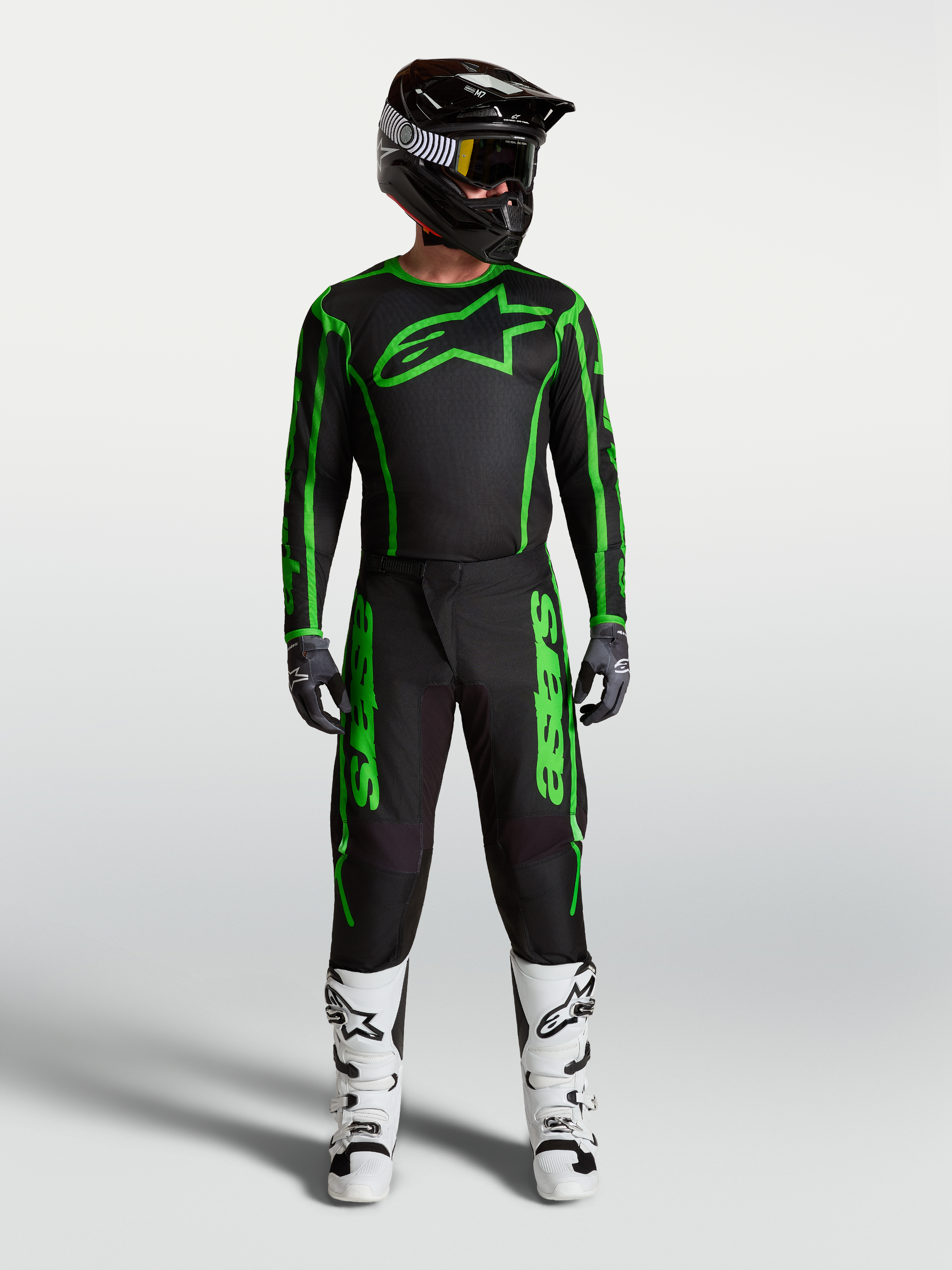 Alpinestars Fluid Apex V2 Hose, Motocross-Rennsport-Ausrüstung für Herren, Schwarz und Fluo-Grün, komplettes Racing-Outfit mit weißen Stiefeln