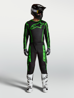 Alpinestars Fluid Apex V2 Trikot und Ausrüstungsset, Herren-Motocross-Outfit in Schwarz und Grün mit weißen Stiefeln.