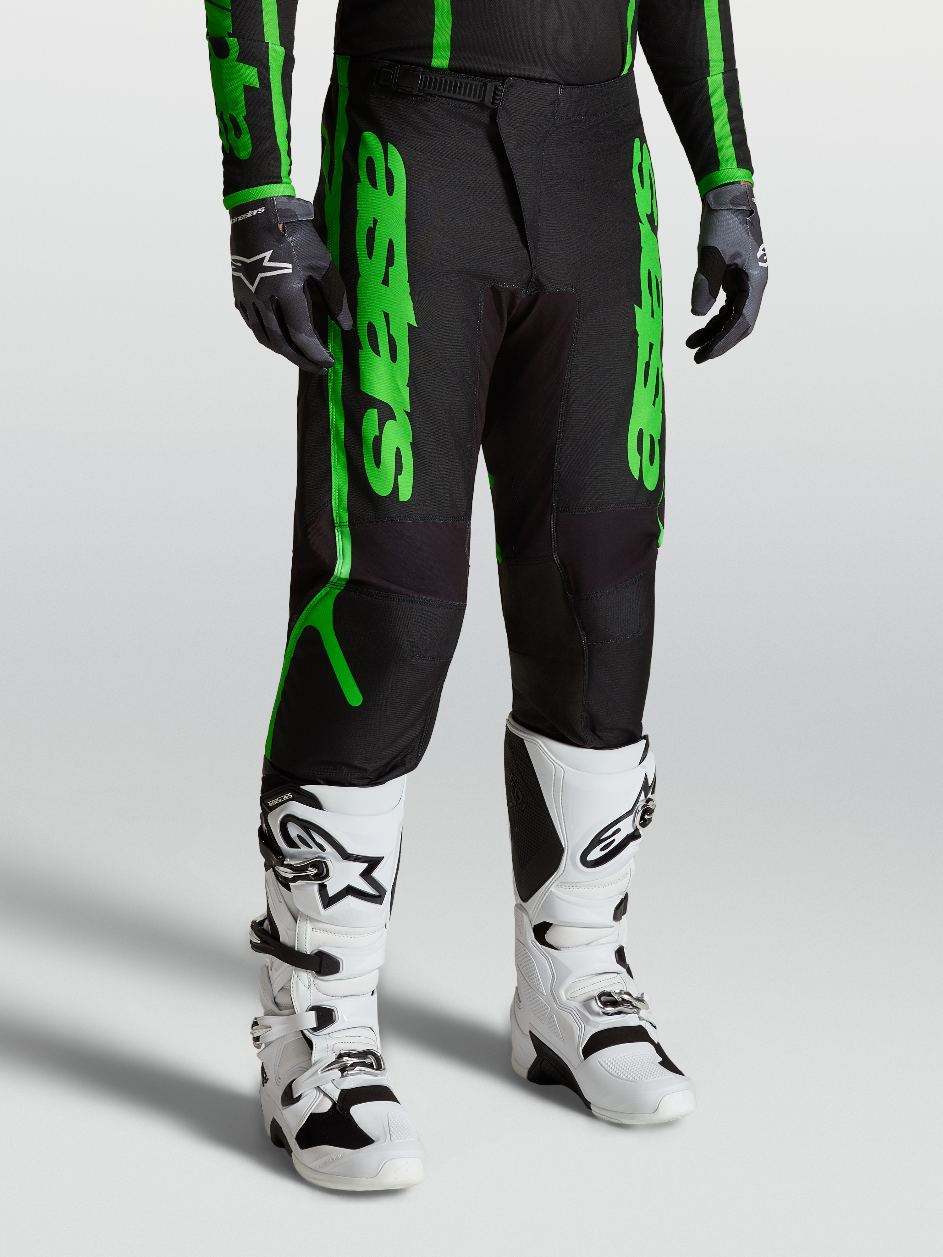 Alpinestars Fluid Apex V2 Hose, Motocross-Hose für Herren, Schwarz und Fluo-Grün, verstärktes 600D-Polygewebe, kombiniert mit weißen Stiefeln und Handschuhen