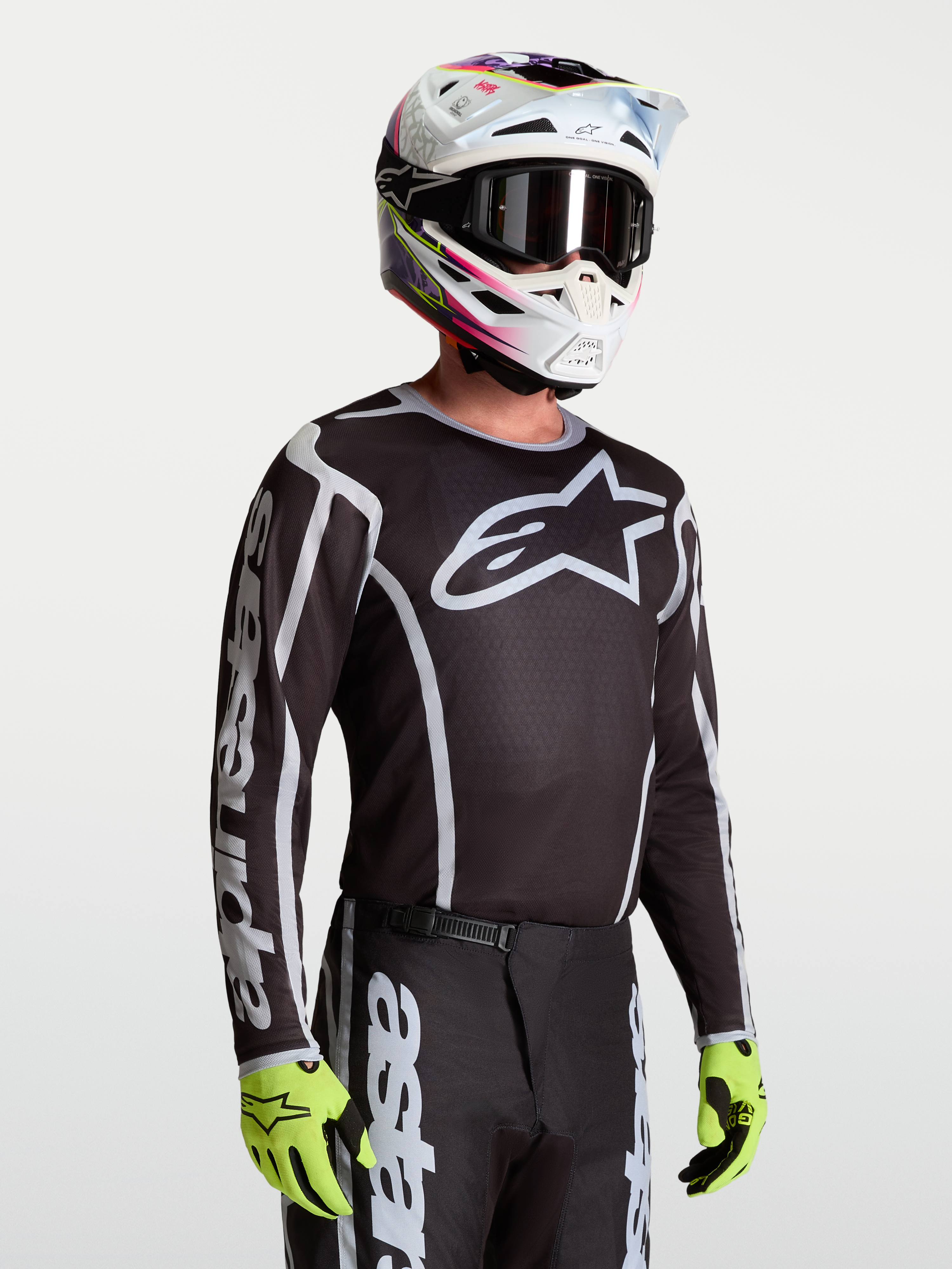 Alpinestars Fluid Apex V2 Trikot, Herren-Motocross-Trikot, Schwarz und Silber, atmungsaktives Polygewebe, getragen von einem Model.