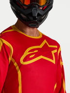Alpinestars Fluid Apex V2 Trikot in Rot und Gold, feuchtigkeitsableitendes Herren-Motocross-Trikot mit großem Stern-Logo.