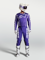 Alpinestars Fluid Apex V2 Trikot und Gear Set, Motocross-Bekleidung für Herren, Dunkelblau und Weiß, mit Helm und Stiefeln.