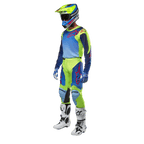 Alpinestars 2024 Racer Hoen Trikot, Motocross-Trikot, Gelb Fluo und Blau Night Navy, getragen von einem Fahrer mit passender Hose, Helm und weißen Stiefeln, professionelle Rennausrüstung für Offroad-Fahrten