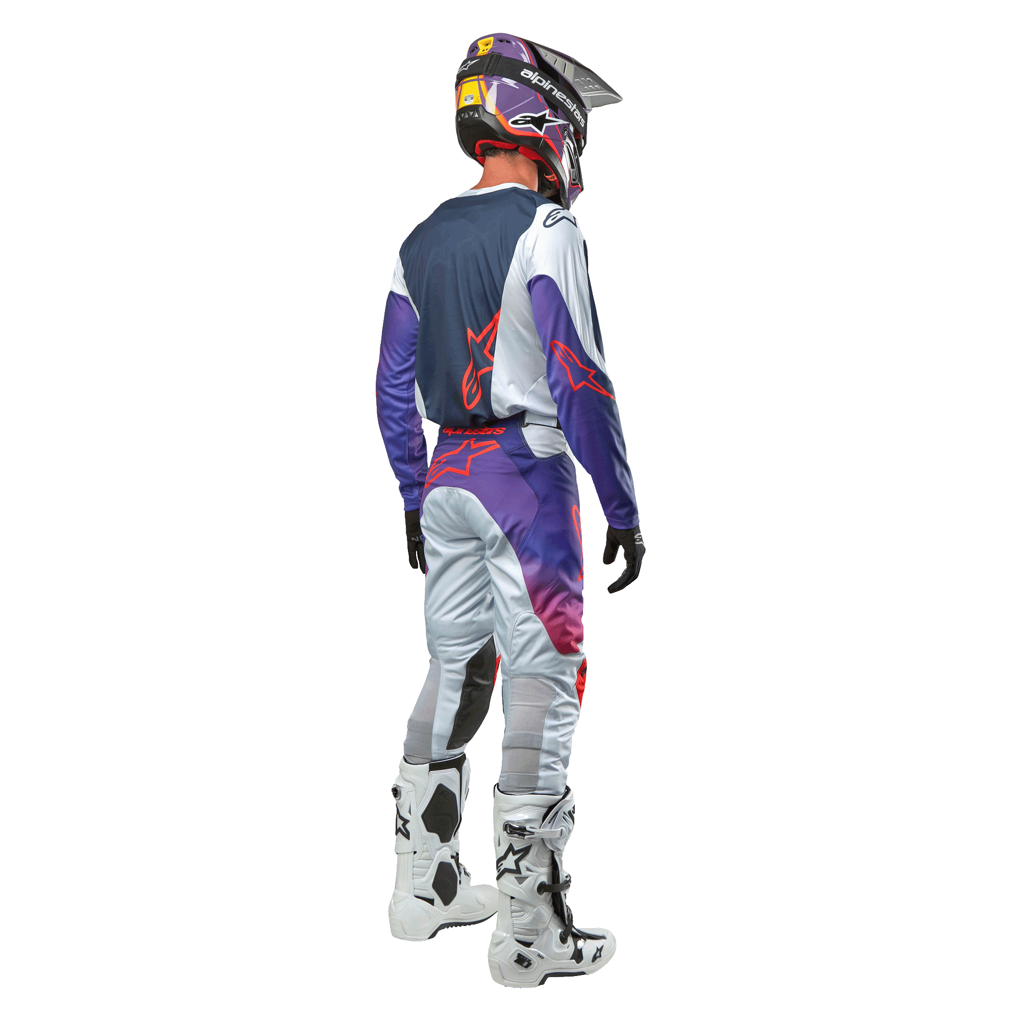 Alpinestars 2024 Racer Hoen Jersey, Motocross-Fahrer von hinten gesehen, Hellgrau, Hot Orange und Schwarz, marineblaues Rückenteil mit orangefarbenem Stern-Logo, lila Ärmel, kombiniert mit passender Rennhose und weißen Stiefeln.