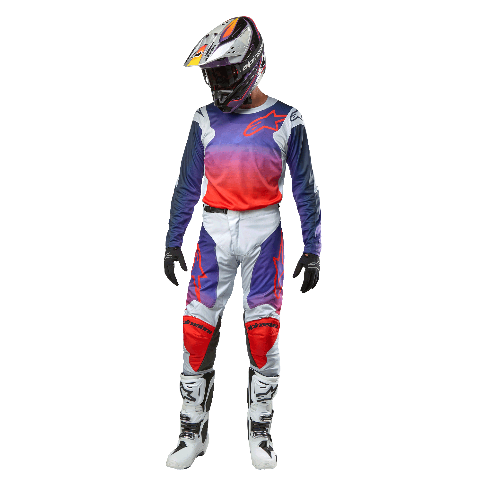 Motocross-Fahrer in kompletter Rennausrüstung, Alpinestars 2024 Racer Hoen Trikot mit lila bis hot-orangem Farbverlauf und hellgrauen Schultern, passende hellgraue Hose mit roten und lila Akzenten, abgestimmter Helm und weiße Stiefel, komplette Offroad-Rennausrüstung