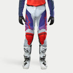 Alpinestars 2024 Racer Hoen Hose, Motocross-Hose, Hellgrau mit Hot Orange, Schwarz und Violett, ergonomisches Design, Teil einer Motocross-Ausrüstung mit weißen Stiefeln und schwarzen Handschuhen, Performance-Offroad-Bekleidung