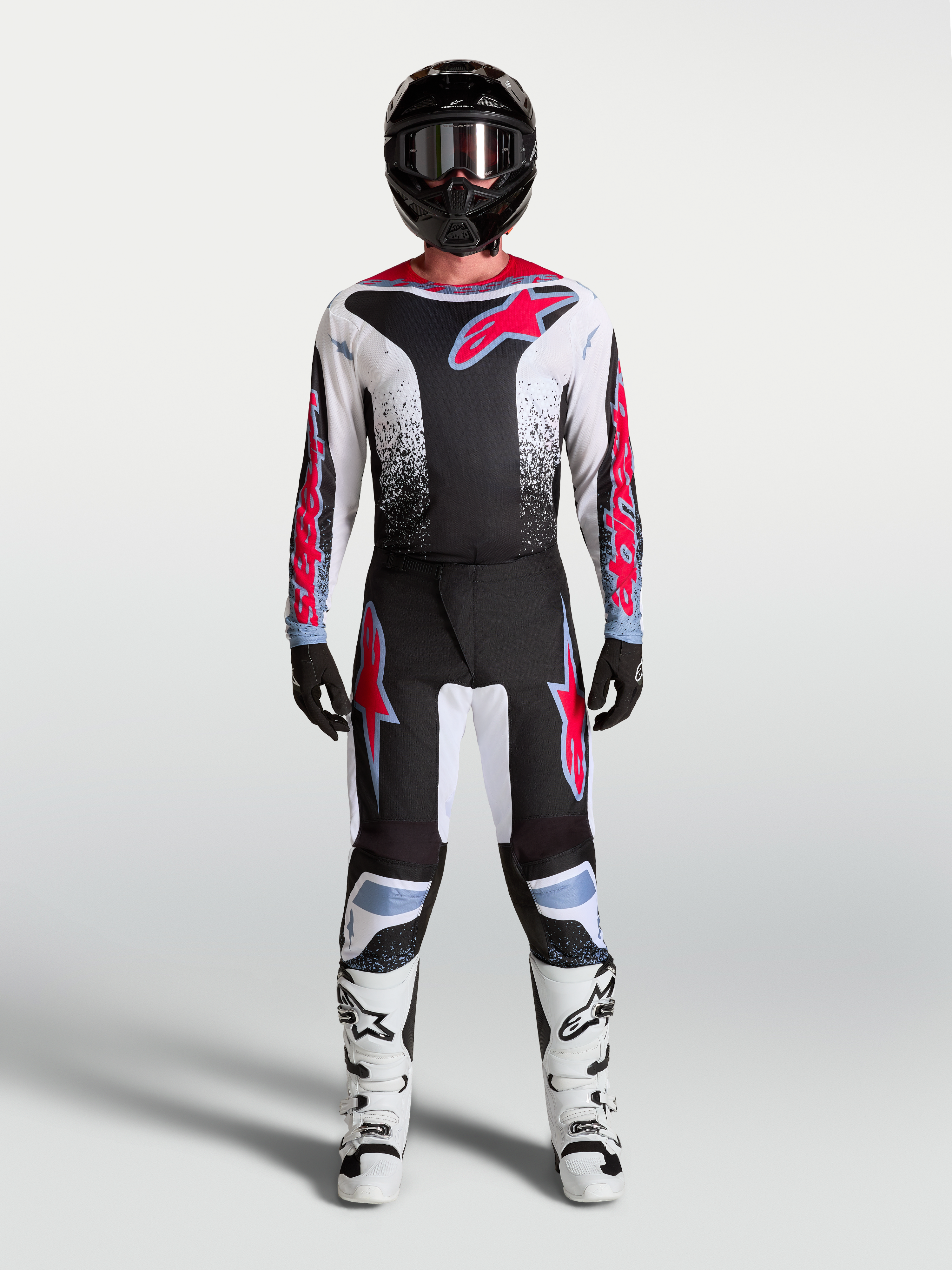 Alpinestars Fluid Drag Trikot und Gear Set, Motocross-Kit in Schwarz und Weiß mit roten Grafiken für Offroad-Performance.