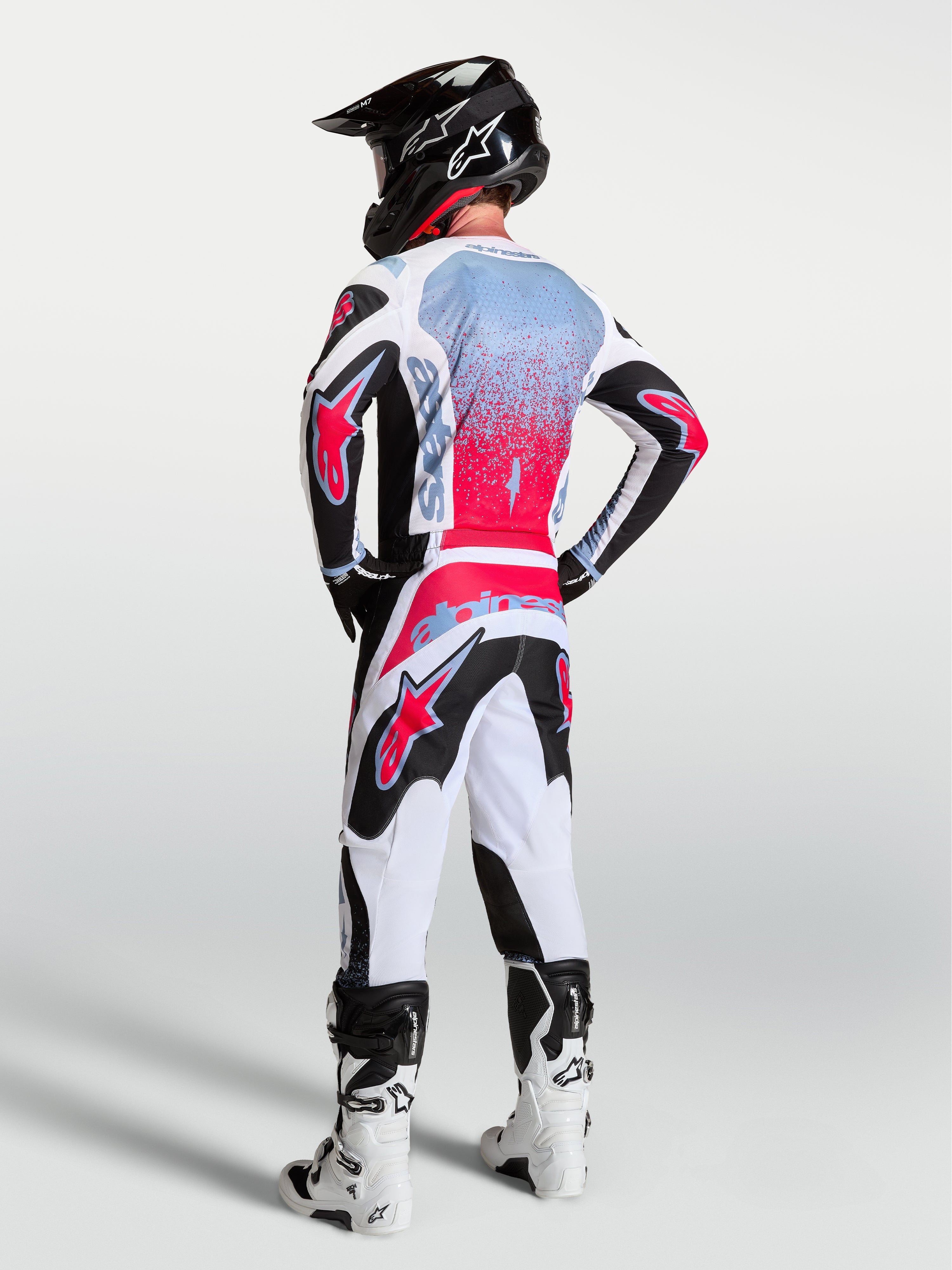 Alpinestars Fluid Drag Gear Set, Motocross-Ausrüstungsset in Schwarz, Weiß und Rot, Spray-Effekt-Grafik, Rückansicht.