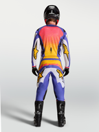 Alpinestars Fluid Drag Hose und Ausrüstungsset, Herren-Motocross-Outfit, Lila und Blau-Iris-Gold, Rückansicht am Model.