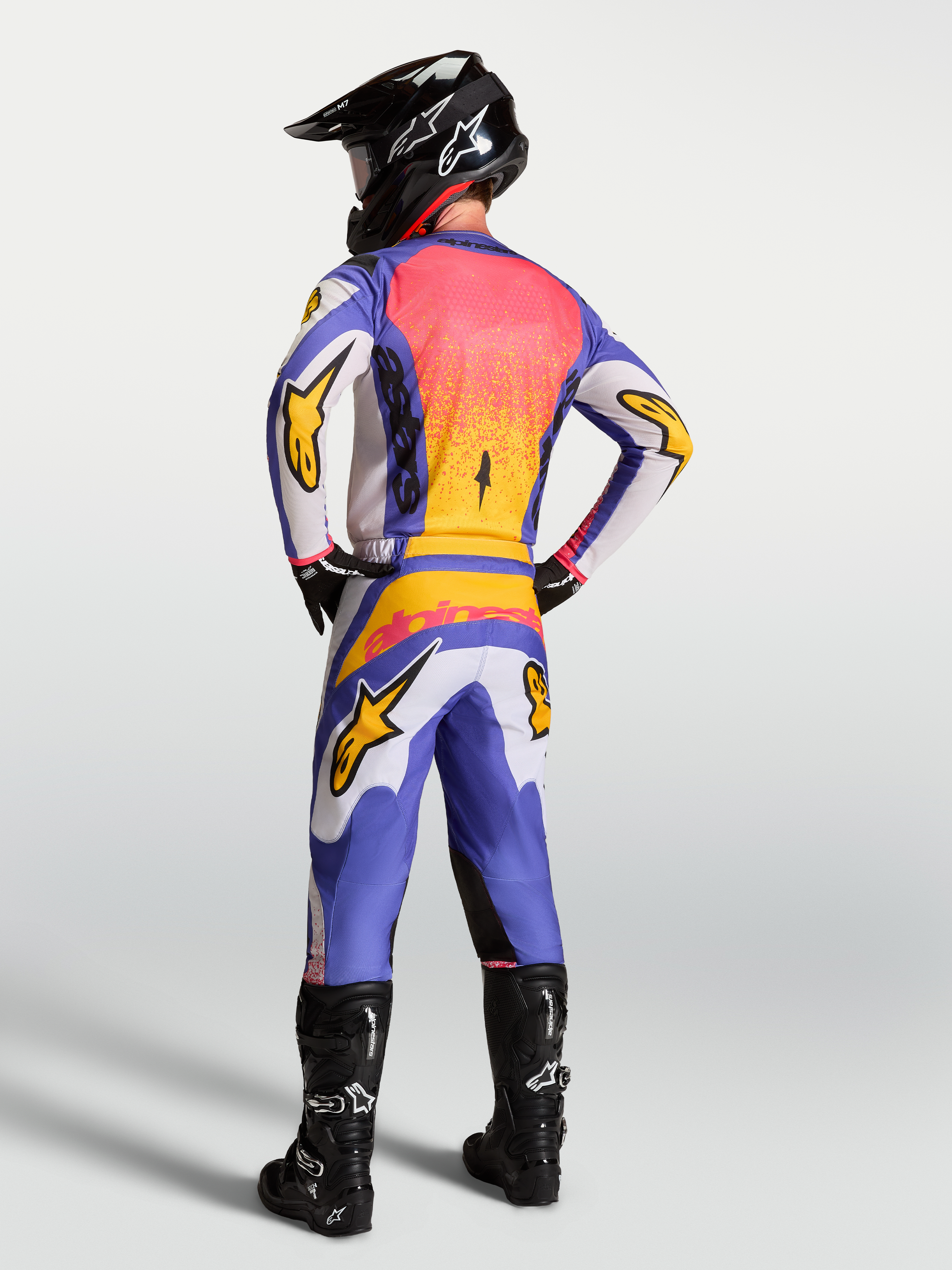 Alpinestars Fluid Drag Gear Set, Motocross-Trikot und Hose für Herren, Blau, Helllila und Gold, Rückansicht am Model.